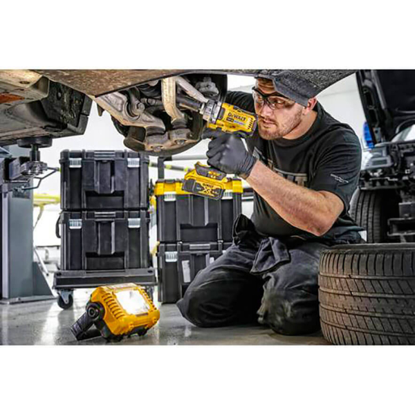 Фонарик аккумуляторный светодиодный DeWALT DCL077