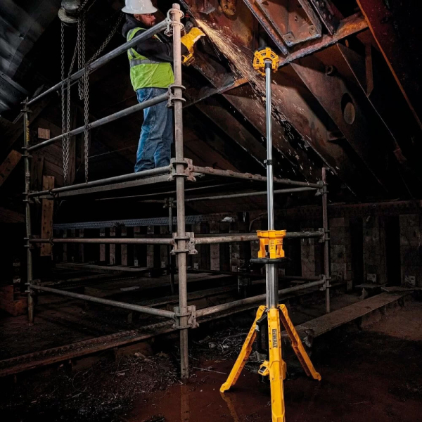 Фонарик аккумуляторный светодиодный DeWALT DCL079