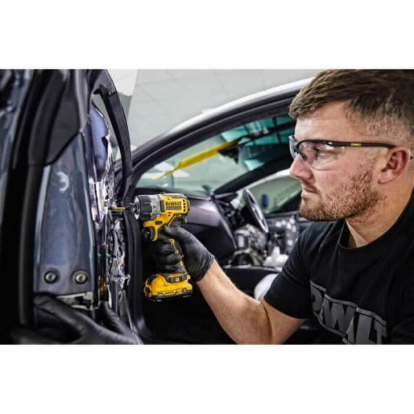 Акумуляторний гвинтоверт DeWALT DCF601D2, 2x2.0 Ah, з/п, у валізі TSTAK 