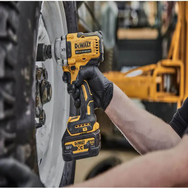 Аккумуляторный гайковерт DeWALT DCF891NT, каркас в кейсе