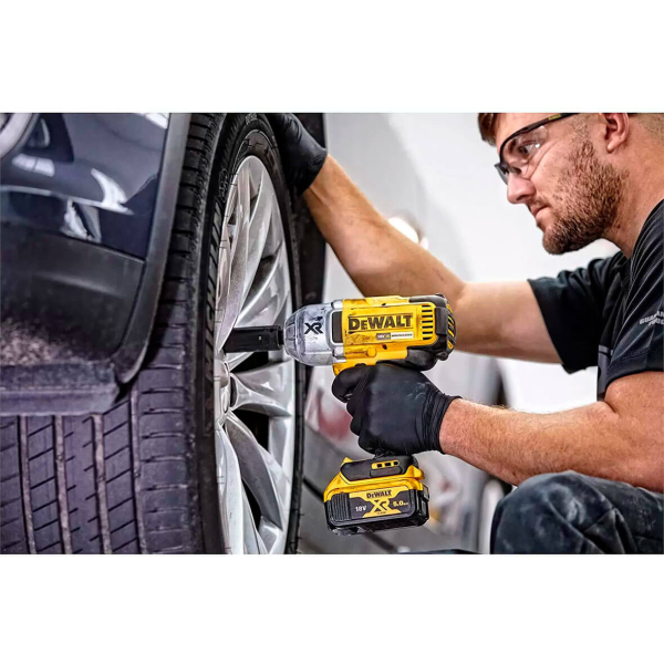 Аккумуляторный гайковерт DeWALT DCF899NT, каркас в кейсе