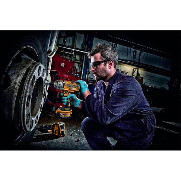 Аккумуляторный гайковерт DeWALT DCF899NT, каркас в кейсе