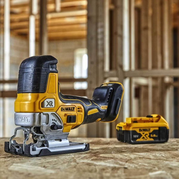 Аккумуляторный лобзик DeWalt DCS335P2, 2x5.0Ah, з/у, кейс