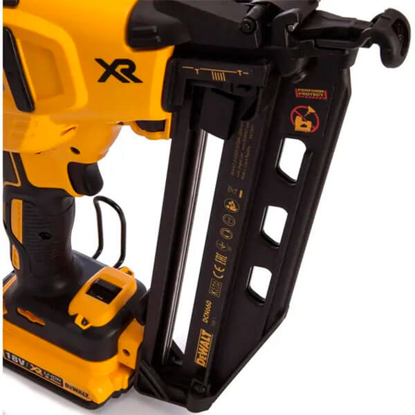 Аккумуляторный гвоздезабивной пистолет DeWALT DCN662NT, каркас