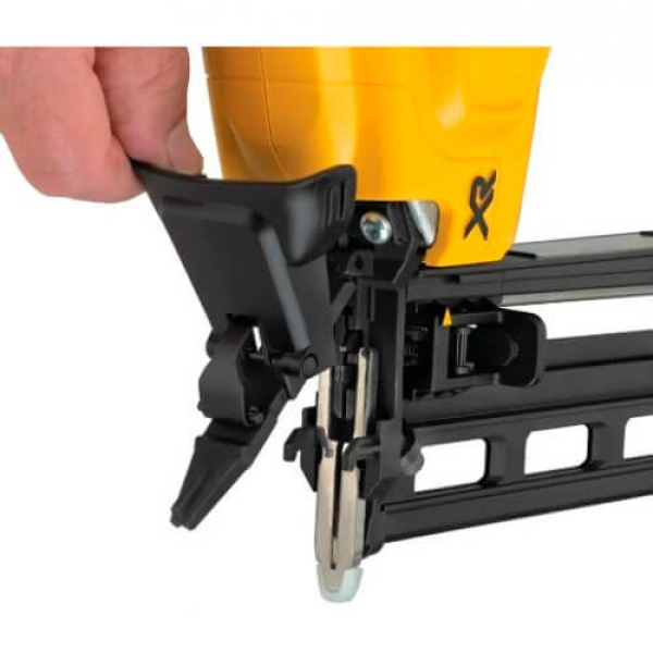 Аккумуляторный гвоздезабивной пистолет DeWALT DCN662N, каркас