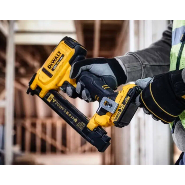 Аккумуляторный скобозабивной степлер DeWALT DCN701D2, 2х2.0Ah, з/у, кейс