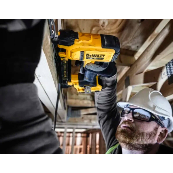 Аккумуляторный скобозабивной степлер DeWALT DCN701D2, 2х2.0Ah, з/у, кейс