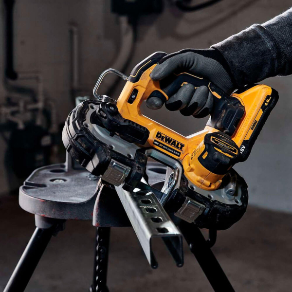 Акумуляторна стрічкова пила DeWALT DCS377NT, каркас, в кейсі