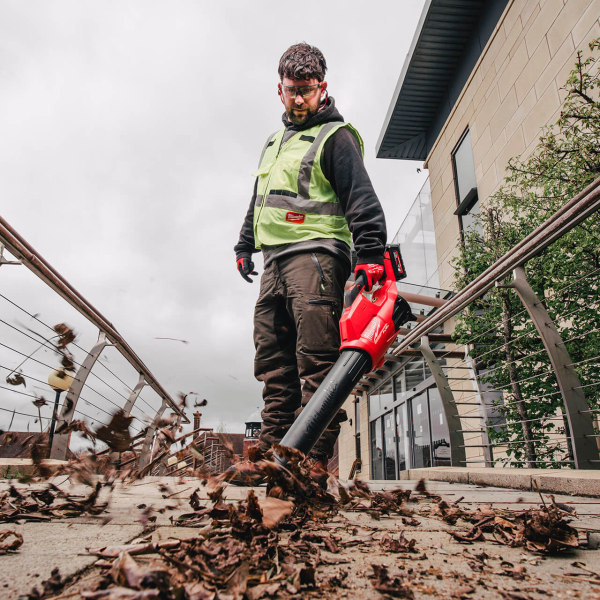 Набір акумуляторних інструментів Milwaukee M18 FPP2OP3-852: повітродувка M18 FBL-0, тример M18 BLLT-0, 1xM18 HB8 8.0 Ah, 1xM18 HB5.5 5.5 Ah, з/п M12-18 FC