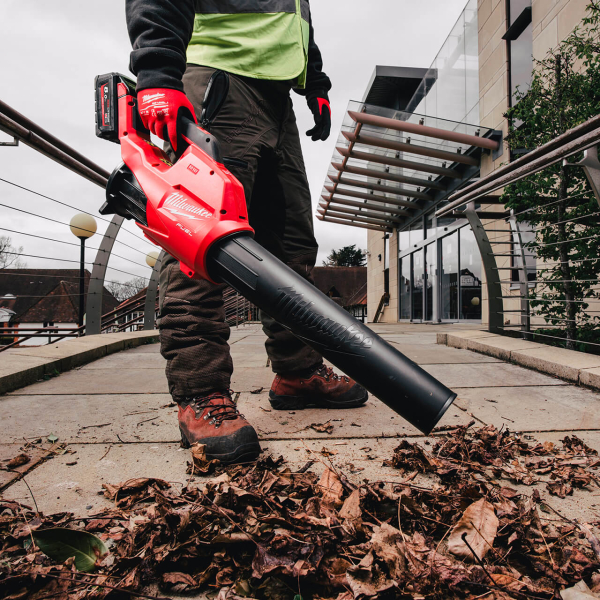 Набір акумуляторних інструментів Milwaukee M18 FPP2OP3-852: повітродувка M18 FBL-0, тример M18 BLLT-0, 1xM18 HB8 8.0 Ah, 1xM18 HB5.5 5.5 Ah, з/п M12-18 FC