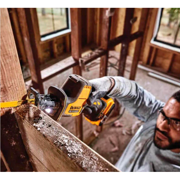 Акумуляторна шабельна пила Dewalt DCS369M2, 2x4.0Ah, з/п, кейс