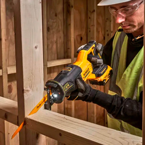 Акумуляторна шабельна пила Dewalt DCS382N, каркас