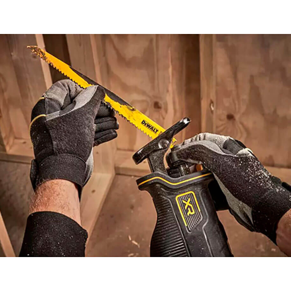 Акумуляторна шабельна пила Dewalt DCS382N, каркас