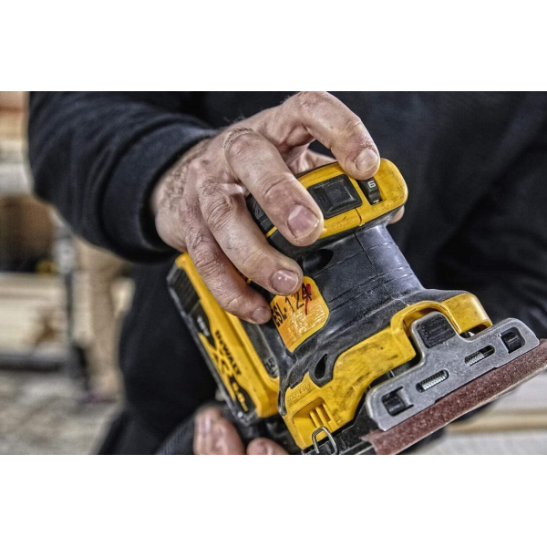 Аккумуляторная вибрационная шлифмашина DeWalt DCW200NT, каркас, в кейсе