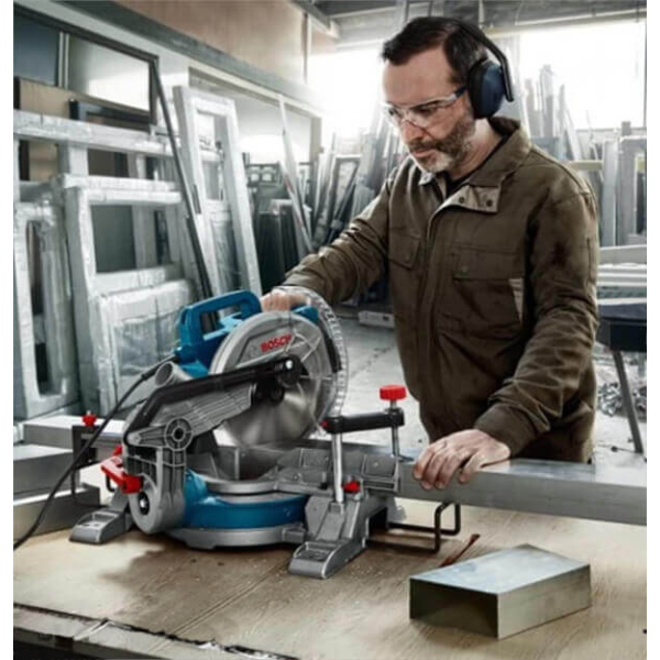 Торцовочная пила Bosch Professional GCM 216