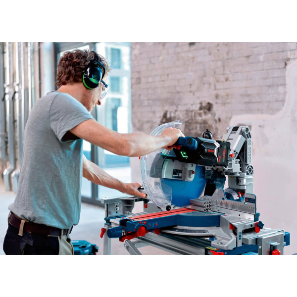 Аккумуляторная торцовочная пила Bosch Professional GCM 18V-305 GDC, каркас