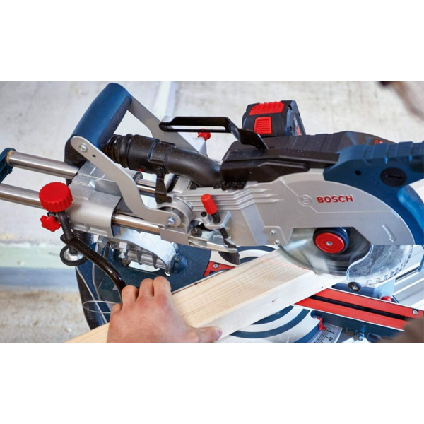 Акумуляторна торцювальна пила Bosch Professional GCM 18V-216, 1xProCore18V 8.0Ah, пиляльним диском по дереву, пилозбірником