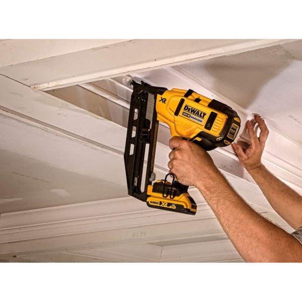 Акумуляторний цвяхозабивний пістолет DeWALT DCN660D2, 2х2.0 Ah, з/п, в кейсі