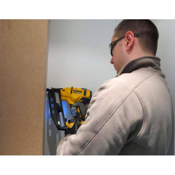 Акумуляторний цвяхозабивний пістолет DeWALT DCN660D2, 2х2.0 Ah, з/п, в кейсі