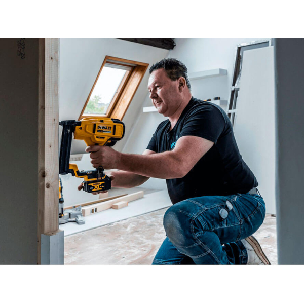 Акумуляторний цвяхозабивний пістолет DeWALT DCN660NT, каркас, кейс