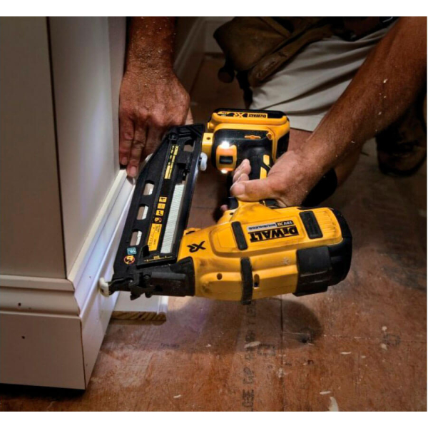 Акумуляторний цвяхозабивний пістолет DeWALT DCN660P2, 2хXR 5.0Ah, з/п, кейс